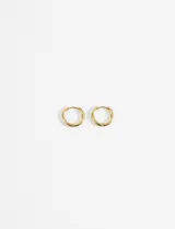 Aros tipo argolla pequeños, color dorado, de acero quirúrgico hipoalergénico.