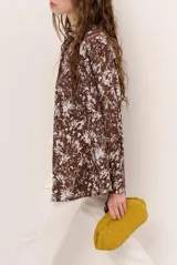 Camisa de manga larga con estampa floreada en tono chocolate, diseño clásico con cierre frontal de botones.