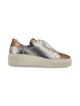 Sneaker de plataforma con diseño minimalista, confeccionado en cuero metalizado en tonos plata y cobre. Presenta cordones de algodón al tono y suela de goma elevada en color crema.