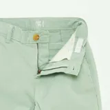 Pantalón chino slim color verde menta, con cierre de botón y cremallera, bolsillos laterales y traseros.
