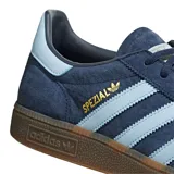Championes Adidas Handball Spezial, color azul marino con detalles en celeste y suela de goma marrón.