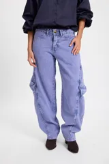 Jean de corte baggy con pierna recta y ancha, color verde oscuro con efecto lavado. Presenta bolsillos cargo laterales, costuras reforzadas y detalle de bordado del isologo en la parte trasera.