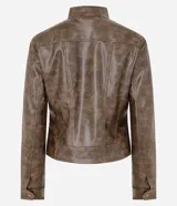 Campera biker de cuello alto confeccionada en poliuretano con efecto marmorizado. Presenta cierre frontal, bolsillos laterales con cremallera, recortes estructurados y detalles de botones a presión en el cuello y laterales.