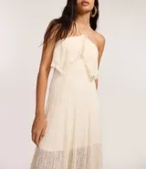 Vestido midi de encaje color crudo, con escote strapless, superposición en el busto, falda asimétrica y forro interno.