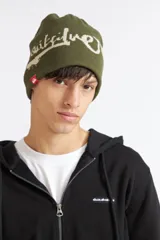 Gorro de invierno reversible Quiksilver, color verde militar con inscripción de la marca en color blanco y una pequeña etiqueta roja con el logo.