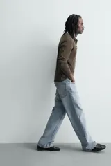 Pantalón jeans de corte recto y ajuste holgado, confeccionado en denim de algodón rígido. Presenta diseño clásico de cinco bolsillos, cierre frontal con cremallera y botón, con un acabado de lavado claro.