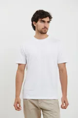 Remera de cuello redondo y manga corta, confeccionada en tejido de algodón pesado.