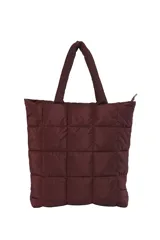 Bolso tipo tote acolchado con diseño matelaseado de cuadros, con asas superiores y cierre principal.