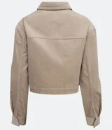 Campera corta color beige de pana con cuello camisero, cierre frontal con botones, bolsillos de parche en el pecho y mangas largas con puños abotonados.