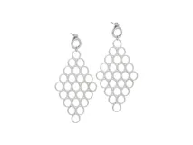 Aros colgantes de acero plateado con forma de rombo calado. Cierre con tuerca a presión.