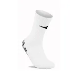Medias deportivas blancas de caña media, con logo Nike bordado en negro en la parte superior y patrón de agarre antideslizante negro en el talón y la planta.