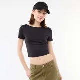 Camiseta corta de color negro, con ajuste al cuerpo, mangas cortas y escote cuadrado en la espalda.