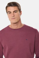 Buzo de felpa color borgoña con cuello redondo, manga larga, bolsillo tipo canguro y logo bordado en el pecho.