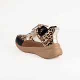 Championes deportivos de cuero en tonos marrón, tostado y marrón oscuro, con detalles de estampado animal print de leopardo en el lateral, suela gruesa blanca y cordones elásticos.
