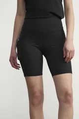 Calza corta deportiva negra de tiro alto, con bolsillos laterales.