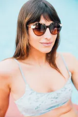 Top de bikini celeste de terciopelo, con breteles finos regulables y copas desmontables.