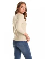 Buzo de tejido fino color beige, con cuello redondo, mangas tres cuartos y diseño raglán.