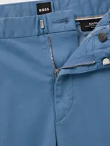 Pantalón de vestir celeste de algodón elastizado, marca BOSS, modelo Kane, con corte slim fit, bolsillos laterales y traseros.