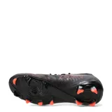 Championes de fútbol Puma Future 9 Match FG/AG, color negro con detalles en rojo vibrante. Diseñados para un rendimiento óptimo en césped natural y artificial, cuentan con una estructura de ajuste seguro y suela con tapones estratégicamente ubicados para mayor tracción.