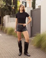 Botas altas negras de cuero, con diseño de caña desmontable de gamuza, punta fina y taco cuadrado bajo estilo texano.