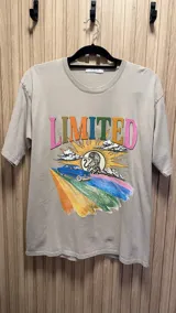 Remera color gris con estampado de un auto azul, un tigre y la palabra 'Limited' en letras de colores.