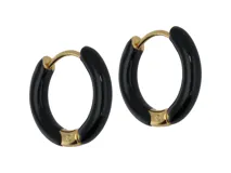 Par de aros tipo argolla de acero dorado con aplique de esmalte negro.