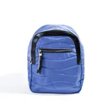 Mochila azul acolchada con cierre superior y bolsillo frontal con cierre. Detalles en cuero sintético negro.