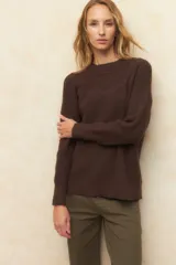 Polera de cuello redondo tejida en color marrón, con detalle de textura en el canesú y puños elastizados.