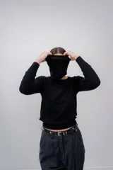 Cuello tipo polera confeccionado en cashmere negro.