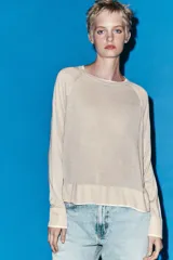 Jersey de punto verde militar con efecto doble, escote redondo y mangas largas con detalles en blanco en el cuello, puños y ruedo.