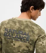 Remera de manga larga confeccionada en tejido waffle con textura. Presenta diseño camuflado en tonos verdes y estampa frontal con lettering Natural Balance.