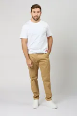 Pantalón chino de gabardina color camel, de corte recto, con bolsillos laterales y traseros, y cierre frontal con botón y cremallera.