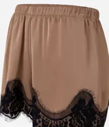 Short de satén color beige con acabado brillante, corte holgado, cintura elástica y detalle de encaje floral negro en el bajo.