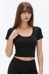 Top cropped negro de algodón con diseño ajustado al cuerpo y escote redondo pronunciado de manga corta.
