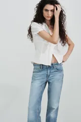 Jeans de tiro bajo con diseño bootcut y acabado flare en el bajo. Cuenta con cinco bolsillos, trabillas para cinturón y cierre frontal con cremallera y botón metálico.