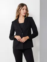 Blazer entallado marca Nanette, color negro, con cuello de solapa y cierre frontal de un solo botón. Cuenta con bolsillos delanteros y forro interno a tono.
