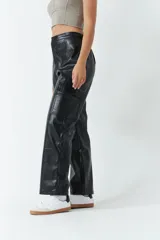 Pantalón cargo negro engomado de corte recto con bolsillos laterales.