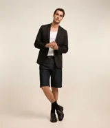 Bermuda de jean para hombre de tiro medio, corte recto y largo hasta las rodillas, con lavado oscuro y diseño clásico de cinco bolsillos.