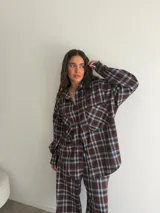 Babucha de paño con estampa de cuadros, corte holgado y diseño cómodo.