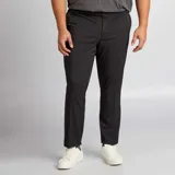 Pantalón de vestir de corte slim en color negro, con cierre frontal y bolsillos laterales. Presenta una línea de planchado marcada a lo largo de la pierna.