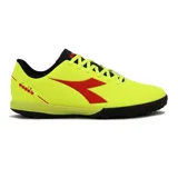 Championes de fútbol Diadora Champion Pichichi 5 TFR, color amarillo flúor con detalles en negro y rojo.