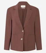 Blazer oversized de Marfinno color marrón, confeccionado en mezcla de viscosa, poliéster y lino. Presenta solapas clásicas en el cuello, cierre frontal abotonado y bolsillos delanteros.
