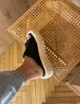 Sandalias bajas color dorado con plataforma de yute y base azul.