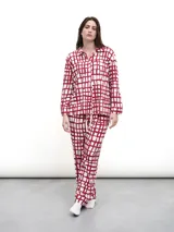 Conjunto de pijama de dos piezas, color verde menta con estampado de cuadros irregulares en blanco. Incluye camisa de manga larga con botones y pantalón largo con cintura elástica.