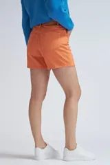 Short de jean de tiro alto, color naranja, con cierre y botón frontal, y bolsillos laterales y traseros.