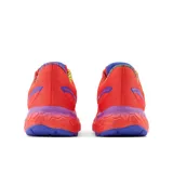 Championes de running New Balance modelo 880 v12, color naranja vibrante con detalles en violeta. Presentan entresuela de doble capa con tecnología Fresh Foam X para mayor amortiguación y empeine de malla técnica para una óptima ventilación.