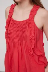 Musculosa roja de algodón con breteles finos, volados en los breteles y frunces en el frente.