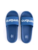 Ojota Umbro con base negra y tira superior gris con el logo de la marca en relieve color celeste.