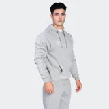 Canguro deportivo Umbro de color gris, con capucha ajustable mediante cordones, bolsillo frontal tipo canguro y logo de la marca bordado en el pecho.