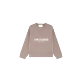 Sweater de tejido de punto de Eme Studios, color marrón, con cuello redondo y diseño holgado. Cuenta con el nombre de la marca bordado en el pecho en color blanco.